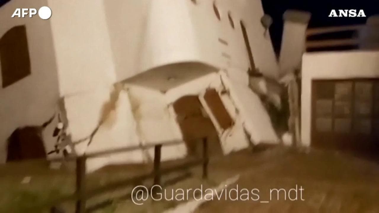 Argentina, la casa si sgretola sotto i colpi della violenta mareggiata