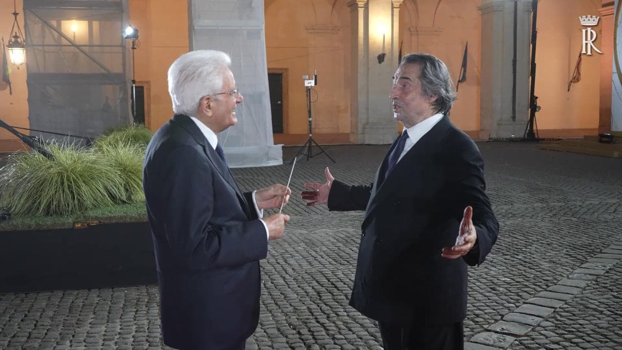 L'abbraccio Muti-Mattarella, il Maestro regala al Presidente la sua bacchetta: "Lei dirige un Paese"