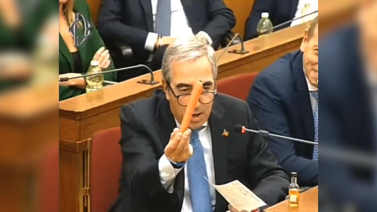 Gasparri in Vigilanza Rai mostra cognac e carota a Ranucci: "Qui non mangiamo nessuno"