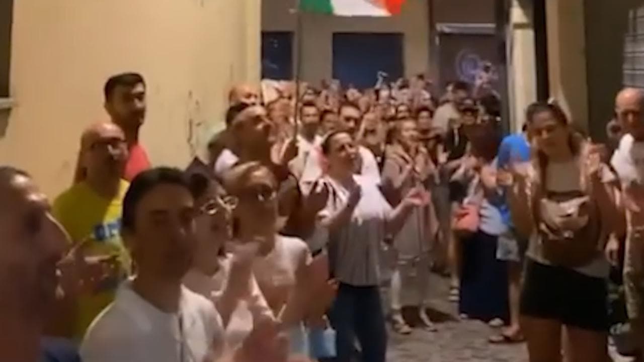 Pesaro, il sindaco Ricci dopo la manifestazione No Green Pass sotto casa: "Squadristi, denuncio tutti"