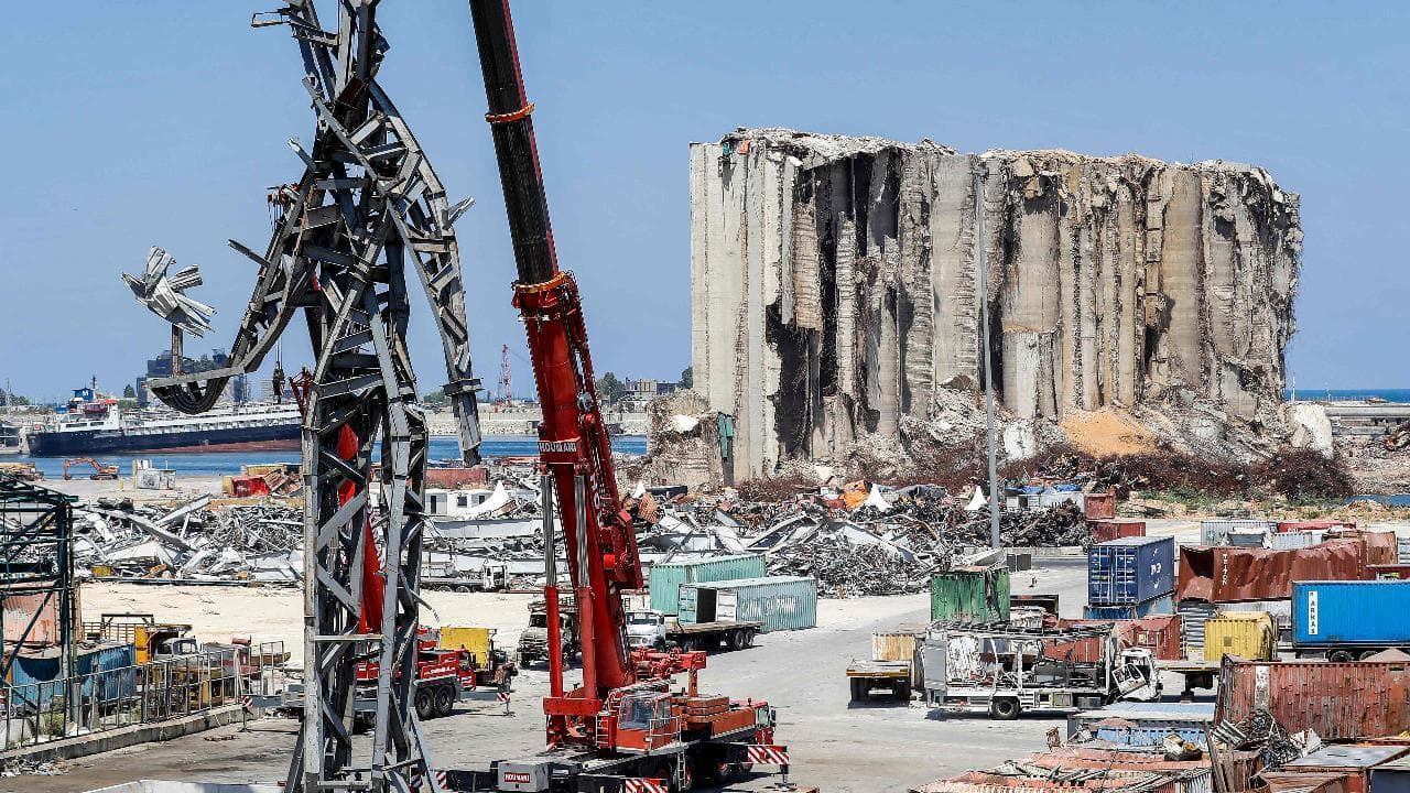 Beirut, una statua di 25 metri costruita con i detriti dell'esplosione che distrusse il porto