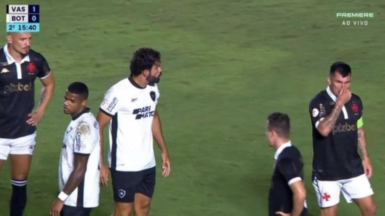 "Hai l'alito cattivo": Medel sfotte platealmente Diego Costa in Vasco da Gama-Botafogo