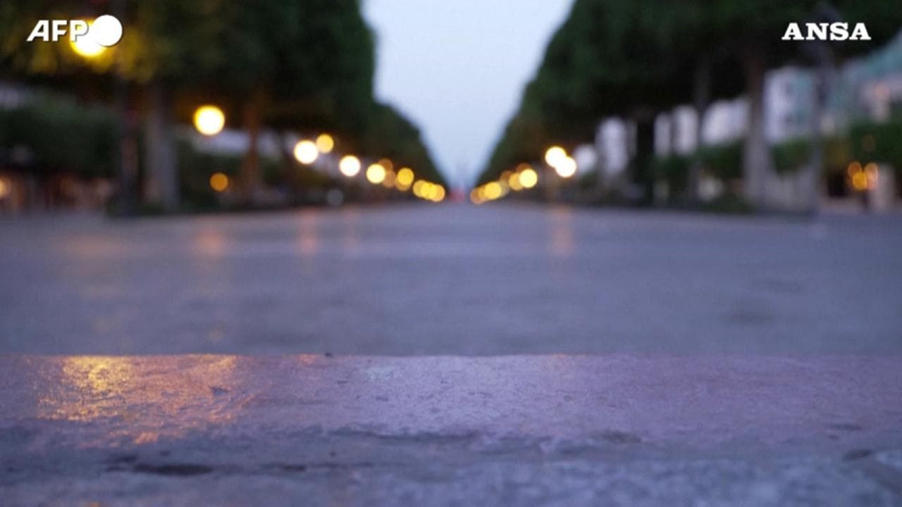 Tunisia, Saied impone il coprifuoco: le immagini delle strade di Tunisi semideserte