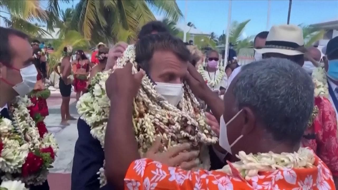 Macron in Polinesia, così il presidente francese viene ricoperto dalle collane di fiori
