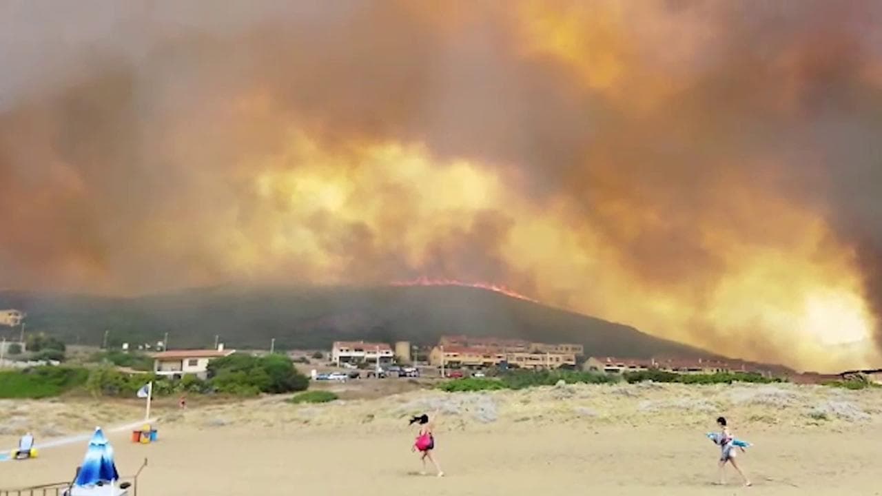 Sardegna in fiamme, le immagini girate dai volontari: dalle case distrutte alla fuga dei bagnanti