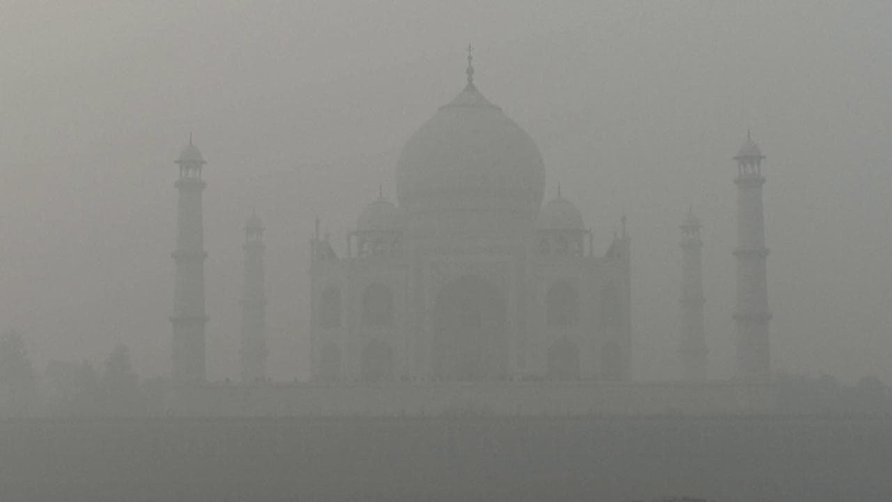 Il Taj Mahal sta "sparendo": il monumento più iconico dell'India è quasi invisibile