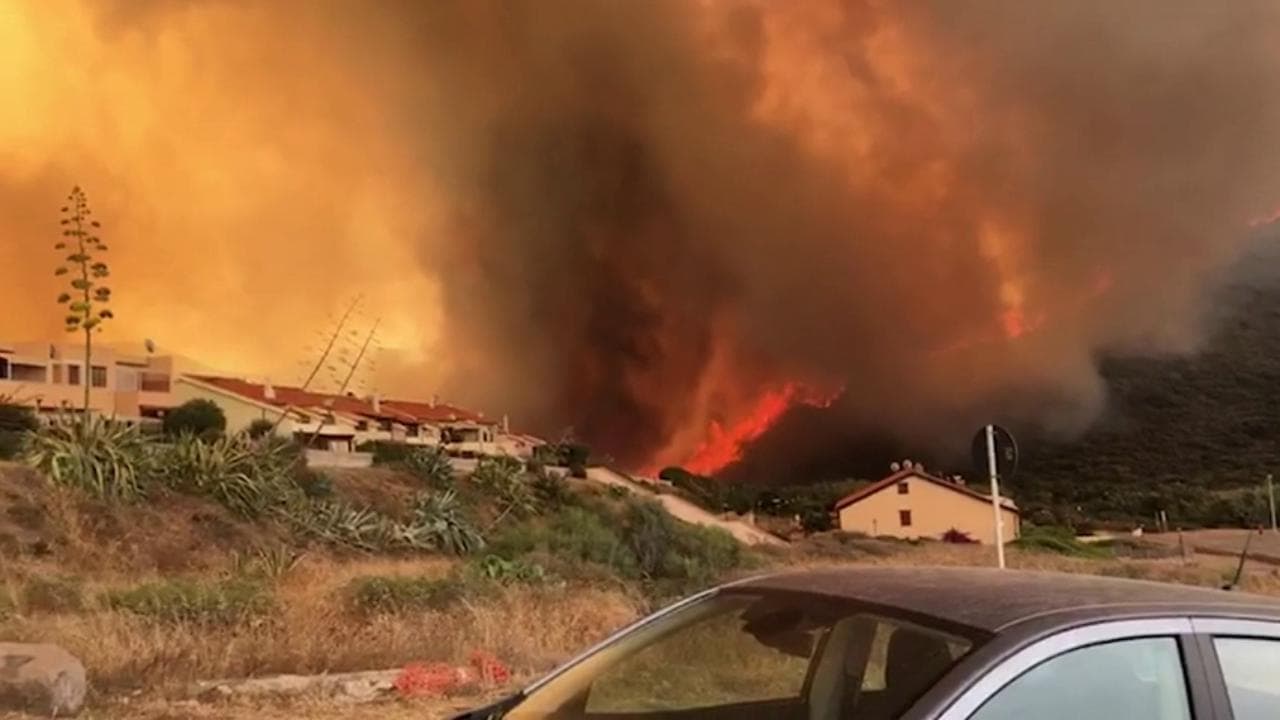 Incendi in Sardegna, le fiamme arrivano nel centro abitato di Cuglieri