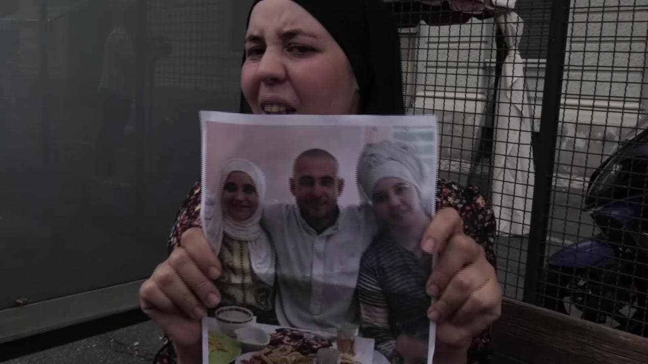 Manifestazione a Voghera, la sorella di Youns mostra la foto della famiglia: “Crediamo nella giustizia italiana"