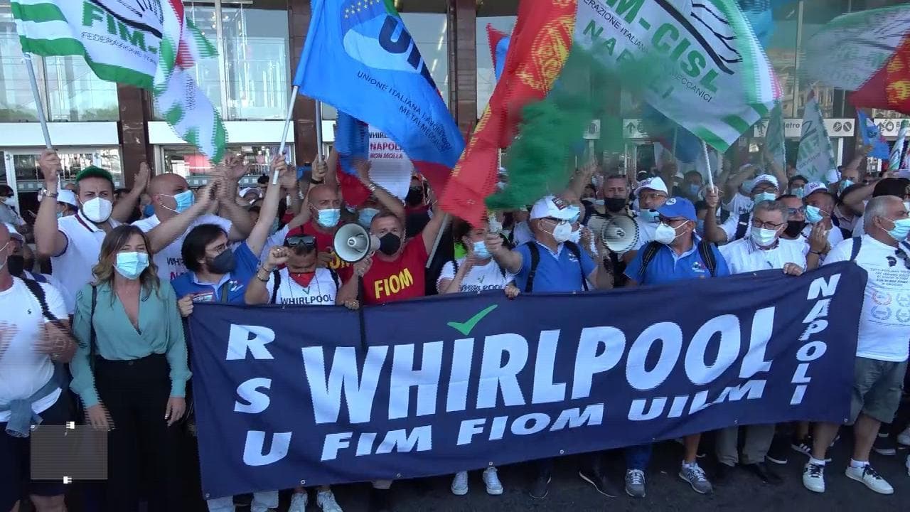 Whirlpool, da Napoli a Roma i lavoratori tornano a protestare: "Siamo stati traditi"