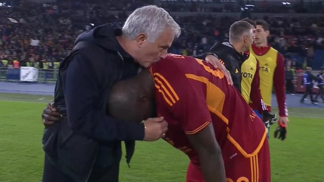Lukaku piange, Mourinho lo bacia: il finale di Roma-Lecce è ad alto tasso commozione
