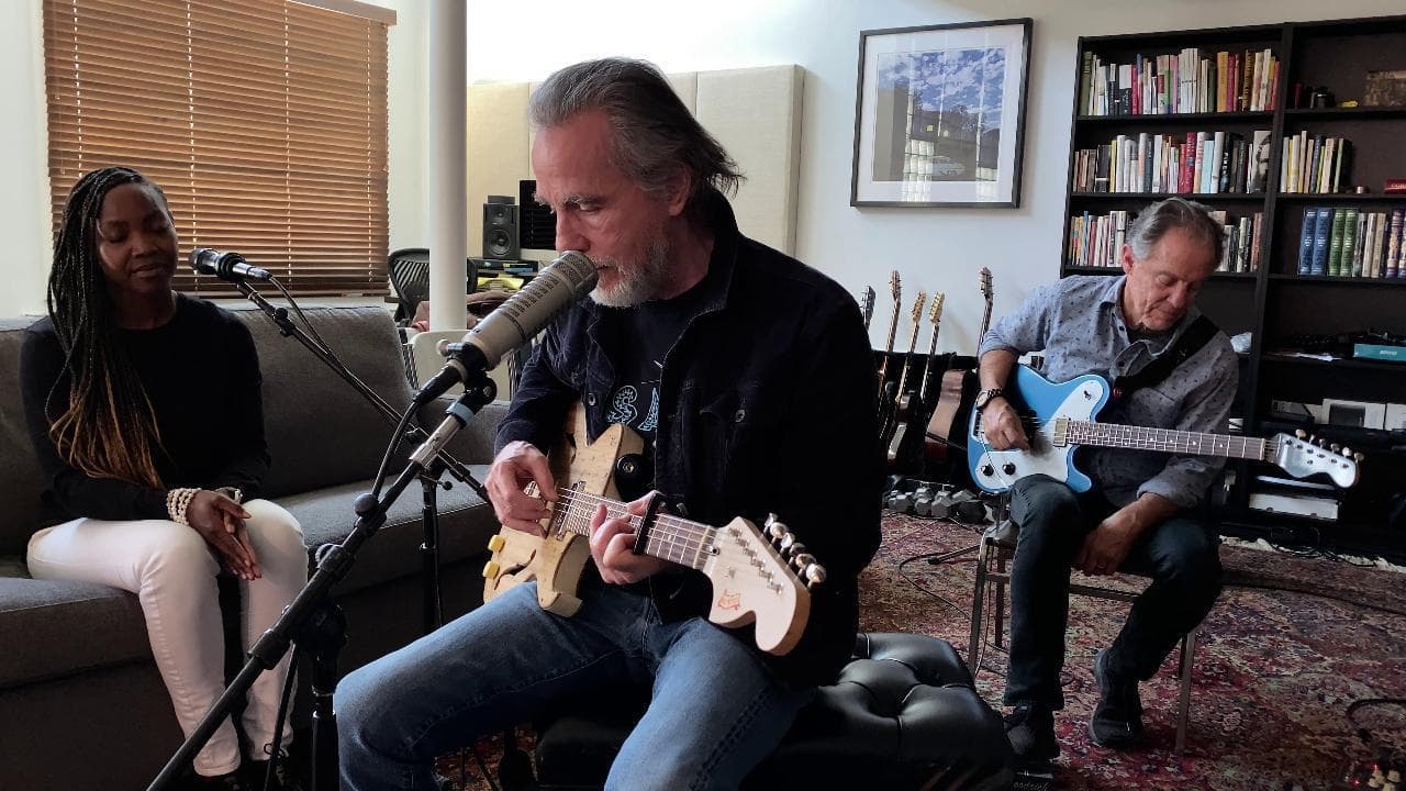 Jackson Browne in una versione intima di 'The long way round'