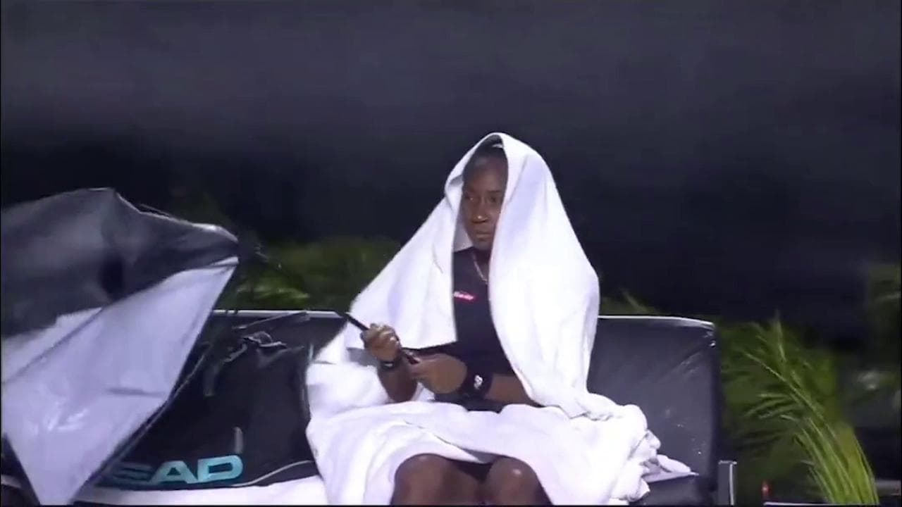 Tennis, volano anche gli ombrelli a Cancun: match sospesi per la bufera di pioggia e di vento