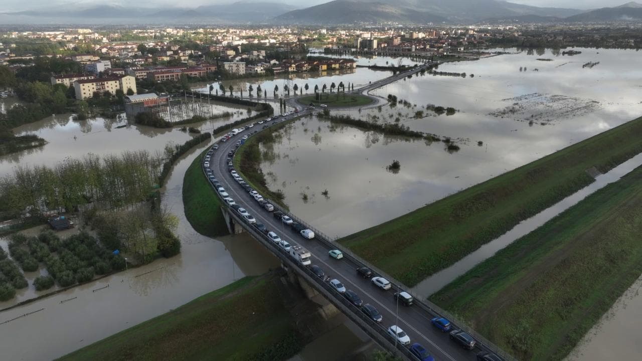 Maltempo Toscana, le auto parcheggiate sulla sopraelevata per sfuggire all'alluvione
