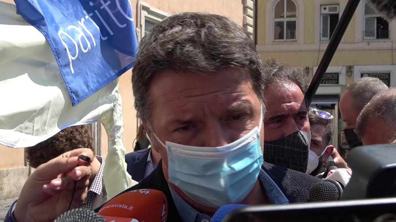 Giustizia, Renzi firma per i sei referendum sostenuti dalla Lega: "Ma tra me e Salvini c'è profonda divergenza"