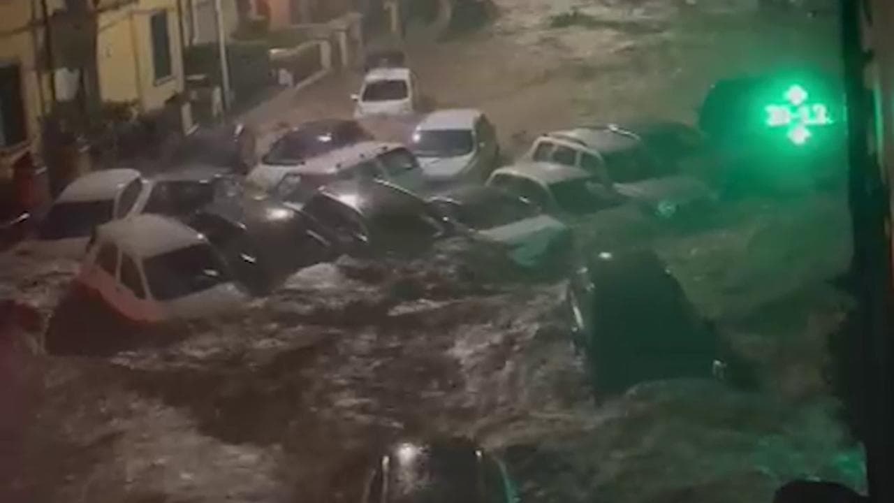 A Prato e Seano il Bisenzio e il Furba trascinano via tutto, auto travolte dal fango accatastate come giocattoli