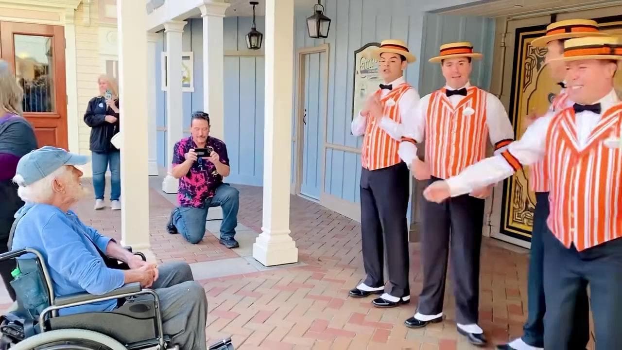 Dick Van Dyke a sorpresa a Disneyland: lo staff canta per lui "Com'è bello passeggiar con Mary"
