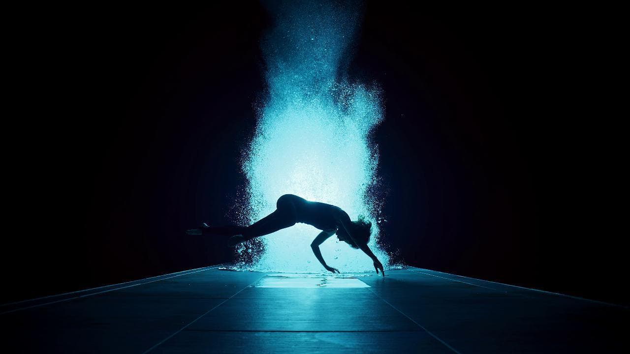 'Narcissous', performance di Julie Gautier