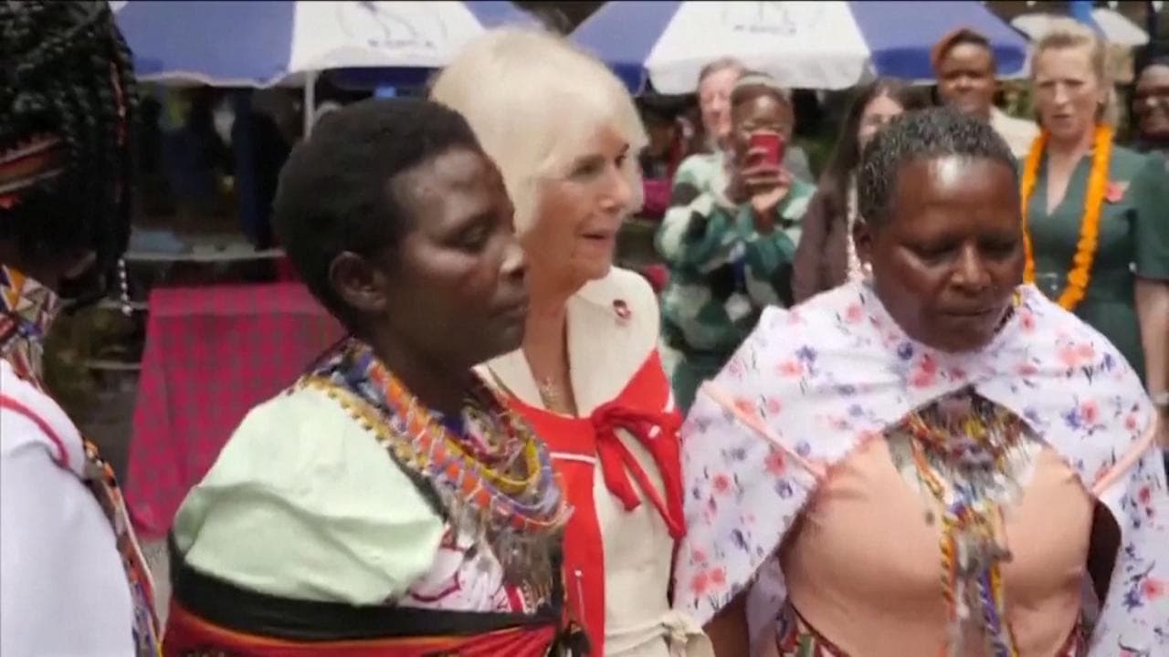 La regina Camilla è "costretta" a ballare: si lancia in una danza tradizionale con un gruppo di donne di Nairobi