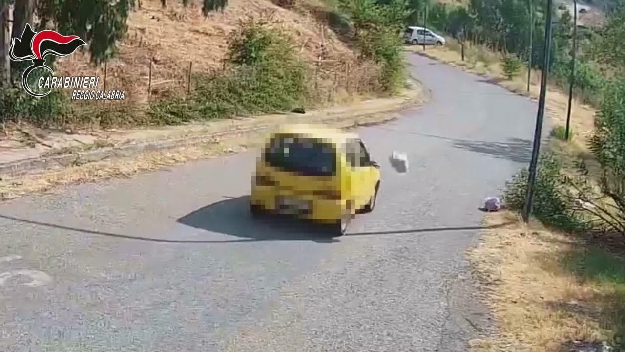 Lancio di spazzatura dalle auto, multe per 7mila euro a Reggio Calabria: i carabinieri trovano di tutto