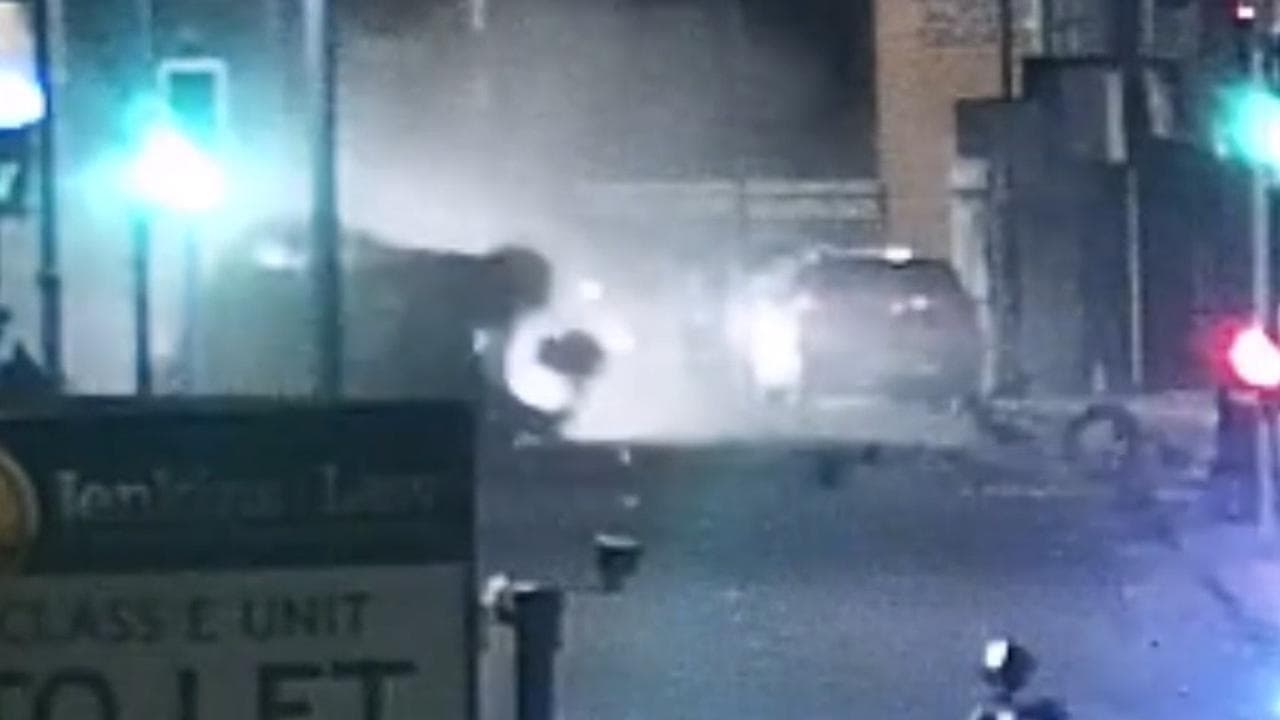 L'incidente a 125km/h durante un inseguimento con un'auto rubata: si schianta e causa danni per 100mila sterline