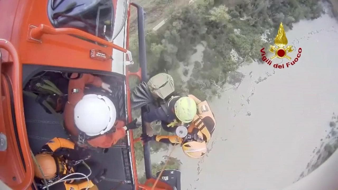 Verona, bloccato su isolotto dalla piena dell'Adige: salvato da vigili del fuoco