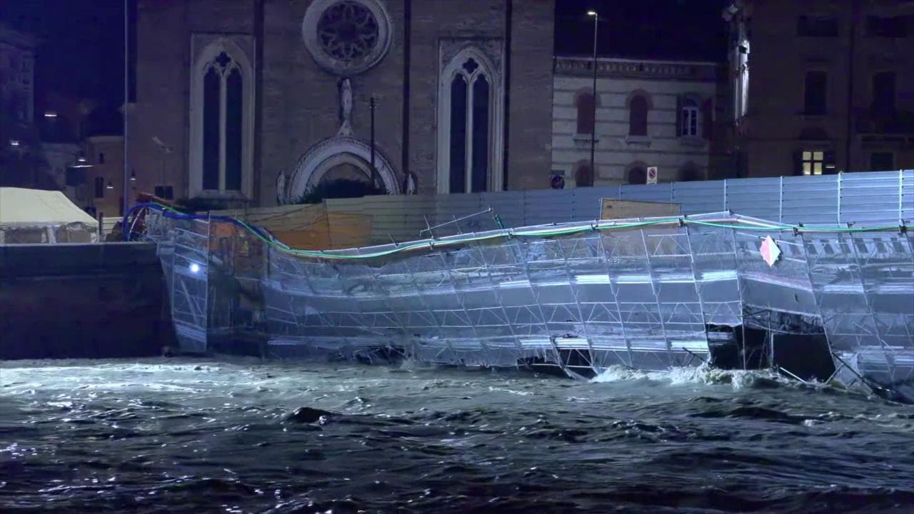 Verona, i ponteggi di Ponte Nuovo minacciati dalla piena dell'Adige