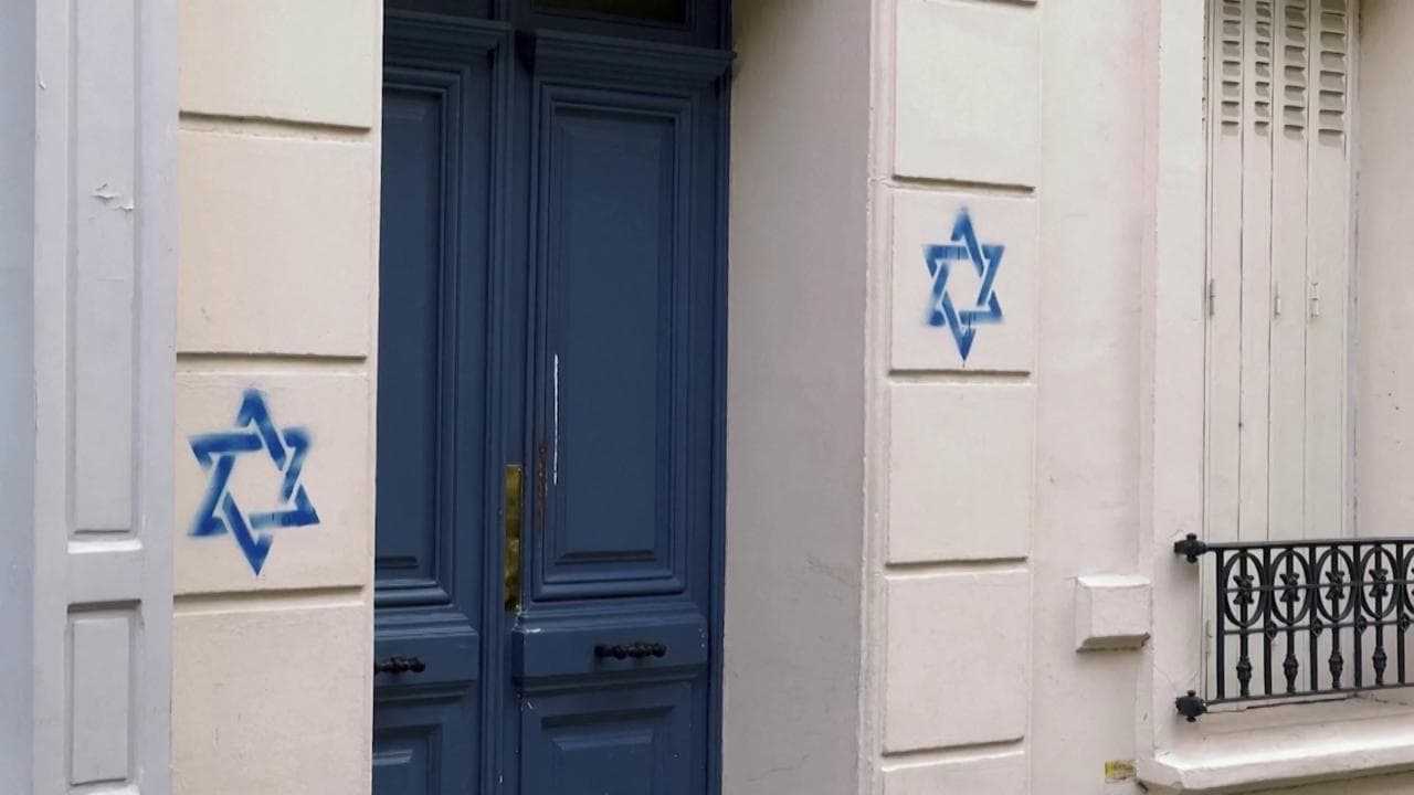 Francia, stelle di David dipinte sulle facciate di case e negozi a Parigi