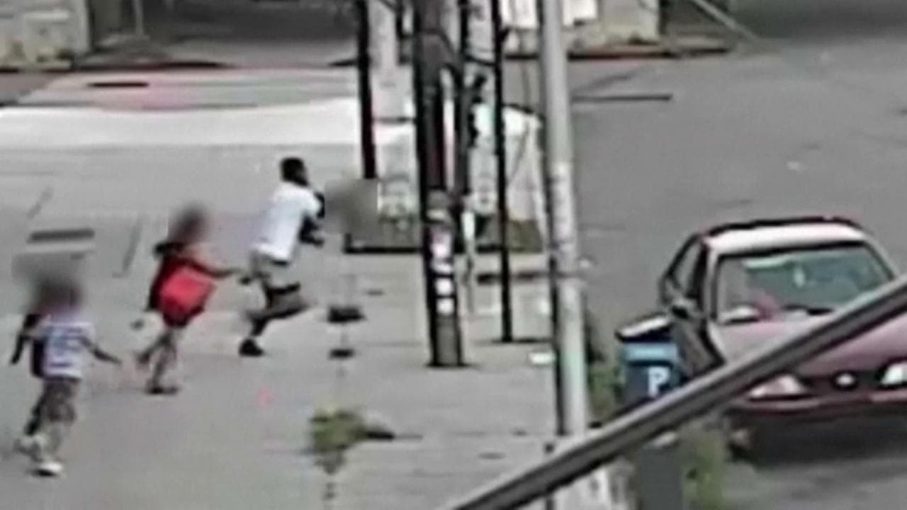 New York, uomo tenta di rapire un bambino sul marciapiede: così la mamma riesce a salvarlo