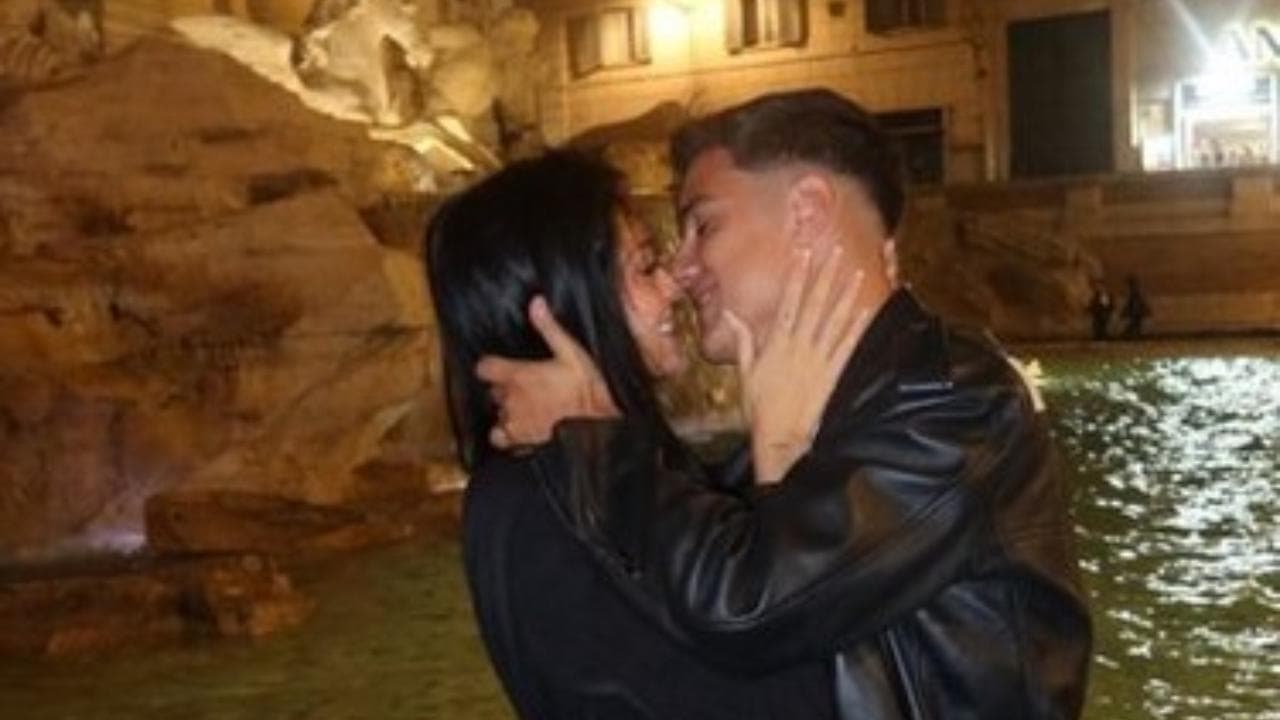 Paulo Dybala fa la proposta di matrimonio alla fidanzata Oriana davanti alla Fontana di Trevi