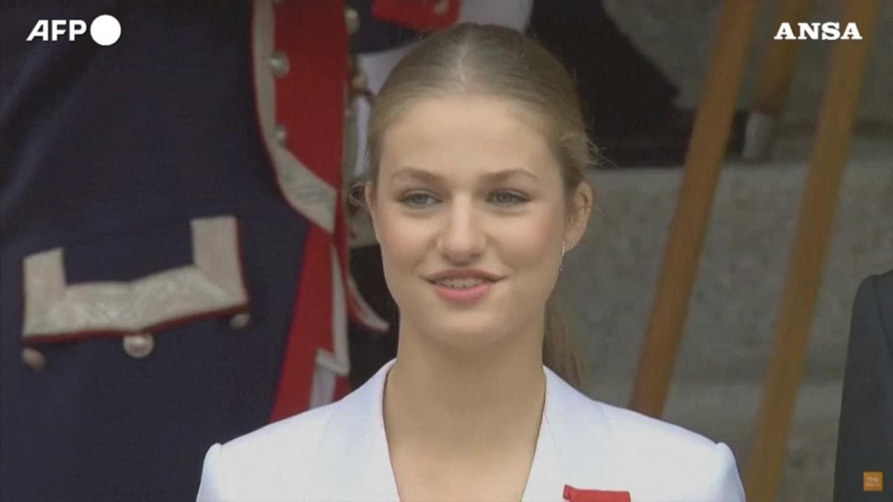 Spagna, la principessa Leonor giura sulla costituzione: da oggi la primogenita di Felipe è erede al trono