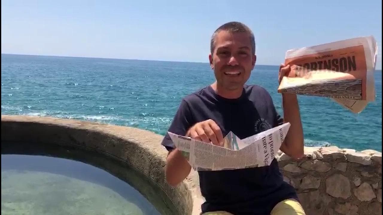 Una perfetta barca di carta da far salpare nel Mediterraneo? Basta leggere Robinson con Saverio Raimondo
