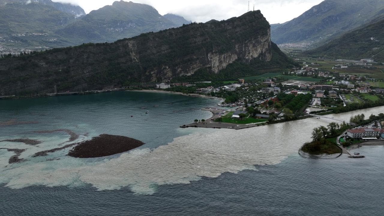Maltempo, il fango invade il Lago di Garda e cresce l'isola di detriti
