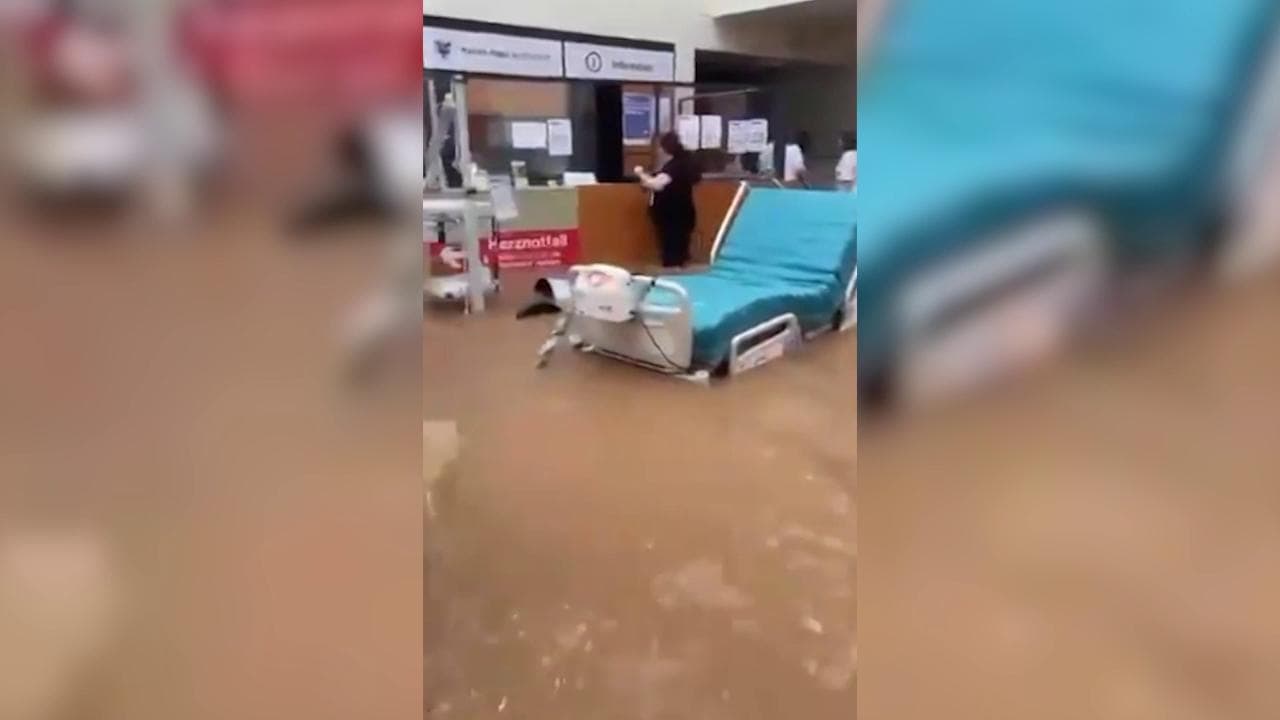 Maltempo in Germania, le immagini girate dentro l'ospedale invaso da acqua e fango