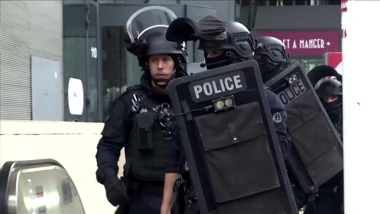 Parigi, la polizia circonda la stazione del metrò dopo aver neutralizzato l'attentatrice