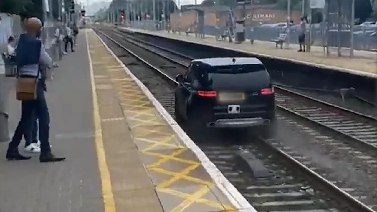 Gran Bretagna, ruba un'auto e lascia a terra un agente: poi la folle fuga sui binari del treno