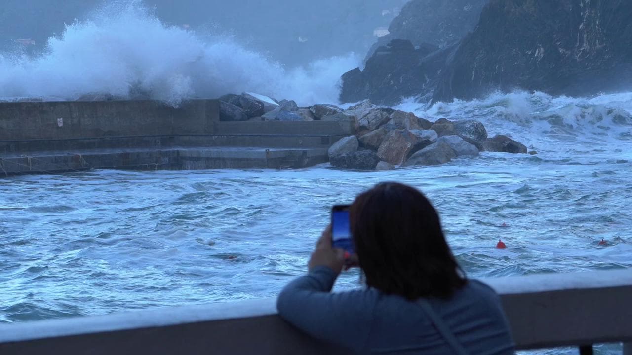 Cinque Terre, forte mareggiata a Vernazza: le onde travolgono il molo