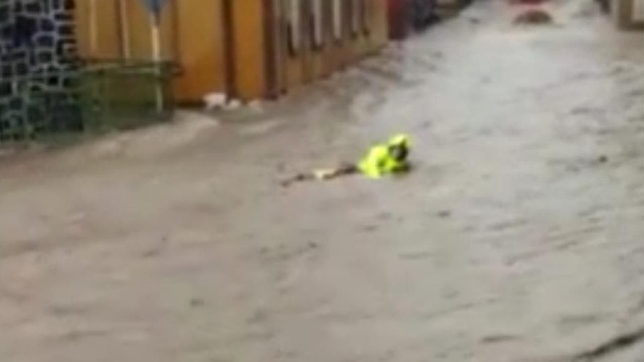 Maltempo in Germania, vigile del fuoco trascinato dalla furia dell'acqua ad Altena: salvato dagli abitanti