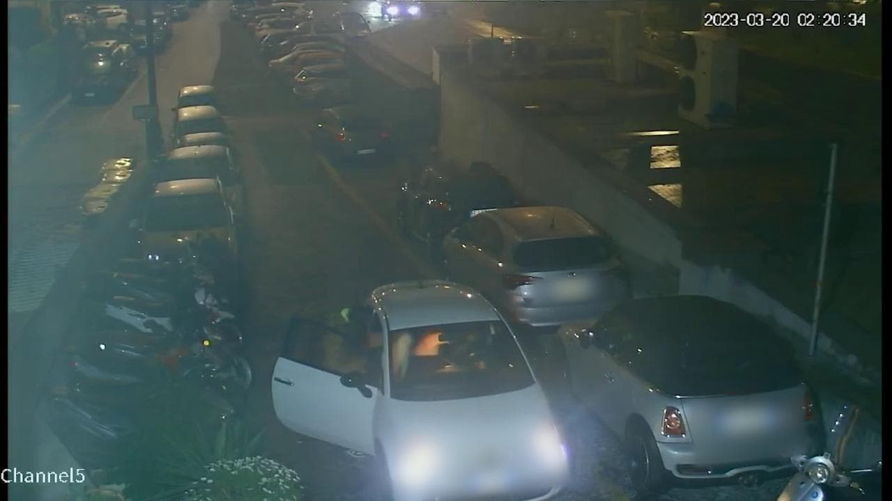 Omicidio di Mergellina, il video del killer che va via dagli chalet