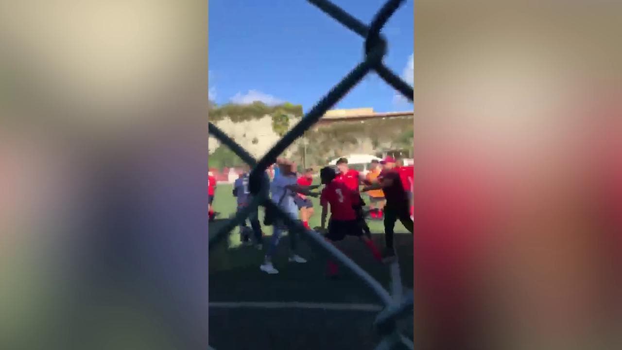 Rissa tra genitori sul campo di calcetto dei figli