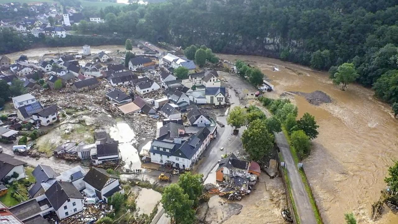 Maltempo Germania, la devastazione vista dall'alto: l'aereo sorvola le aree colpite