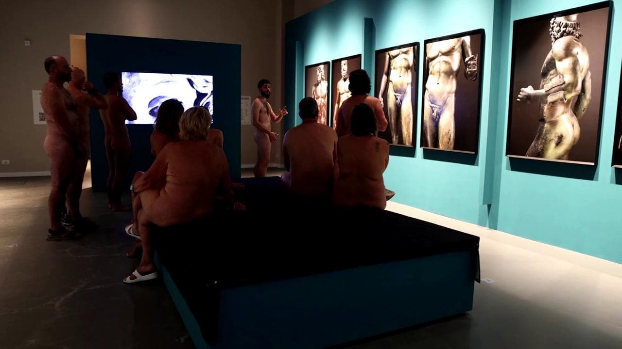 Barcellona, nudi come i Bronzi di Riace: al museo si va senza vestiti per sentirsi in sintonia con le statue