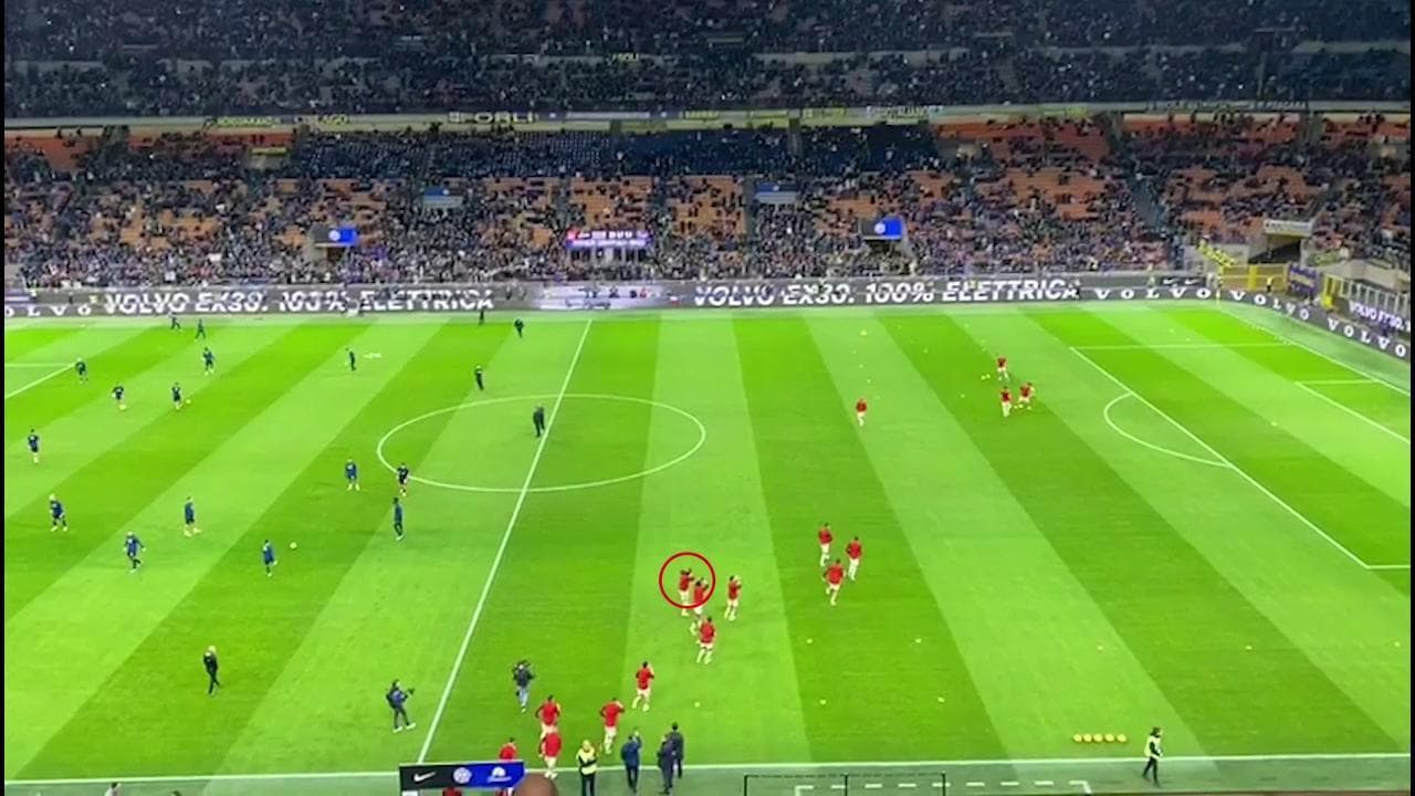 Inter-Roma, fischi e insulti per Lukaku all'ingresso in campo. Lui ride e applaude ironicamente