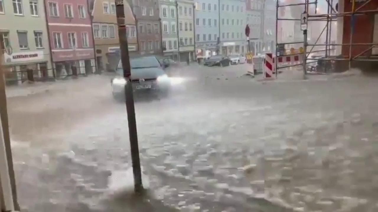 Germania, inondazioni nell'Ovest del Paese: la strada si trasforma in un fiume d'acqua e fango