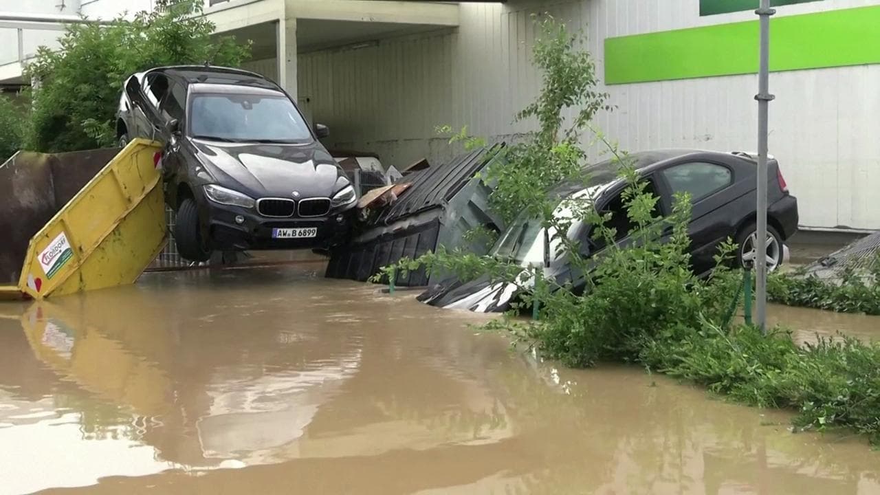 Germania, forti piogge  nell'ovest del Paese: auto sommerse da acqua e fango