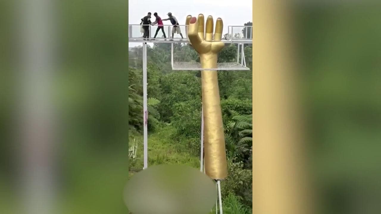 Crolla ponte di vetro in Indonesia, turista muore precipitando da 9 metri d'altezza