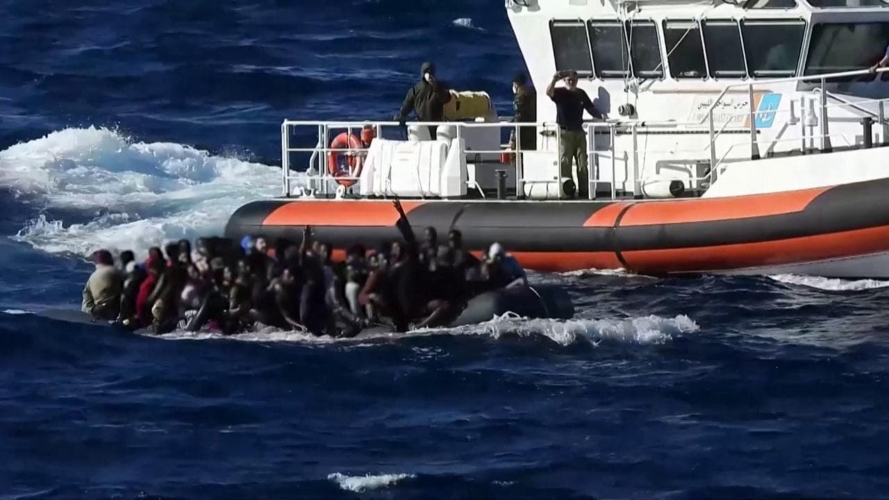 Migranti, soccorso gommone nel Mar Mediterraneo. Trovati a bordo quattro morti