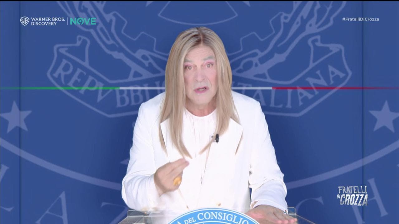 Crozza/Meloni sul rincaro del prezzo degli assorbenti: "E che devo soffrire solo io come donna?"
