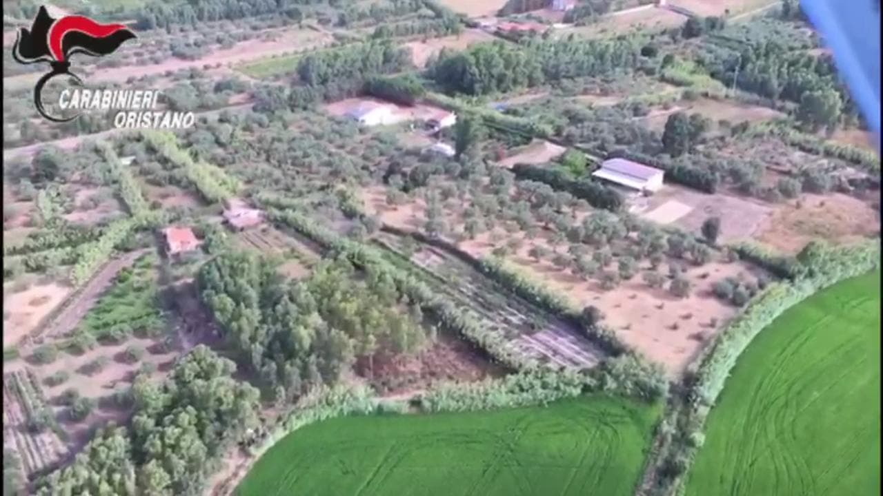 Oristano, cocaina lanciata dal cielo sul tetto di un'abitazione