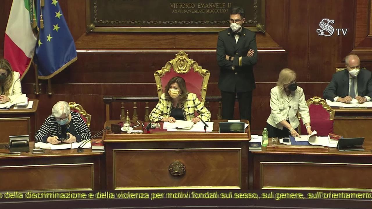 Ddl Zan, bocciata la richiesta di sospensione ma con un solo voto di scarto: proteste in Aula