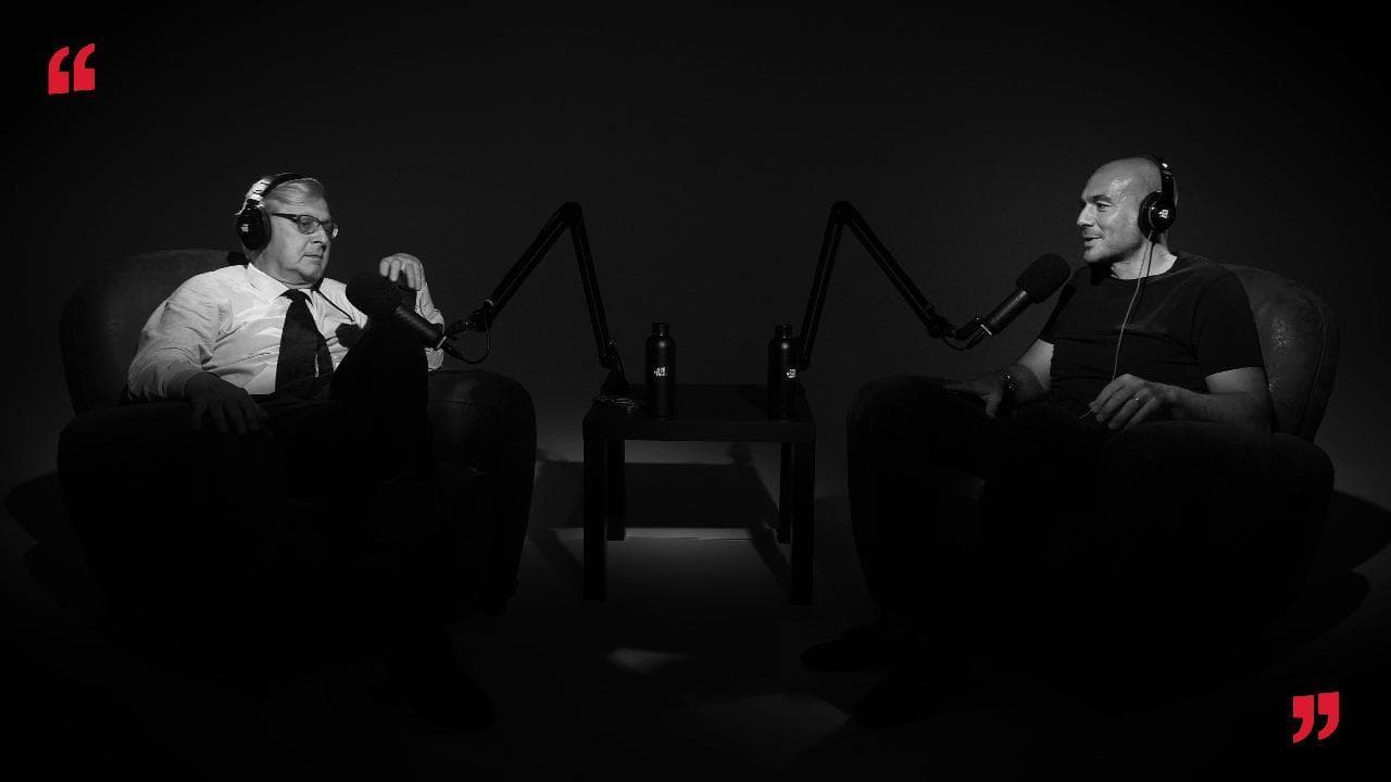 Vittorio Sgarbi incontenibile: si alza e abbandona l'intervista a One More Time